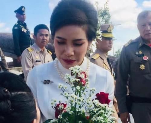 泰国贵妃娘娘好威风！下台阶都有宫女搀扶，比苏提达王后会享受