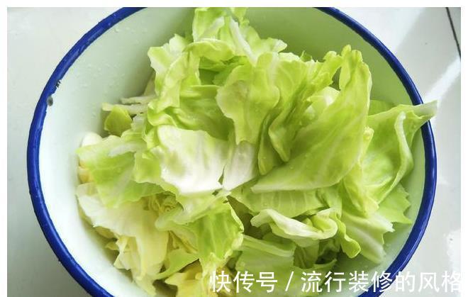 炒包菜|包菜的懒人做法，不用刀切，简单一炒就出锅，香脆又好吃