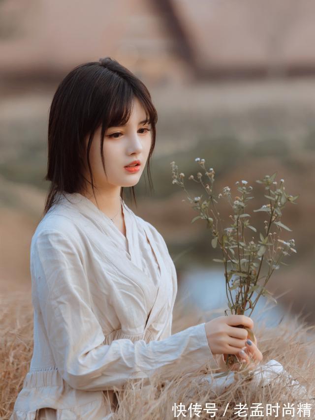 明星 美女户外写真,一袭长裙温柔漂亮,很有明星气质,是个漂亮的美女