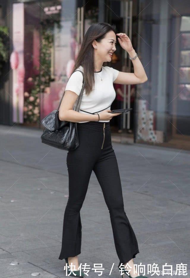 白色T恤搭配高腰鱼尾裤,大气端庄,时尚优雅
