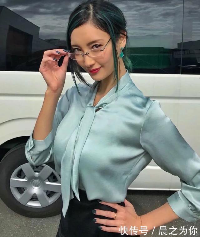 手臂|岛国知性健身女神,蝉联4年最完美身材,看看她是如何锻炼的!