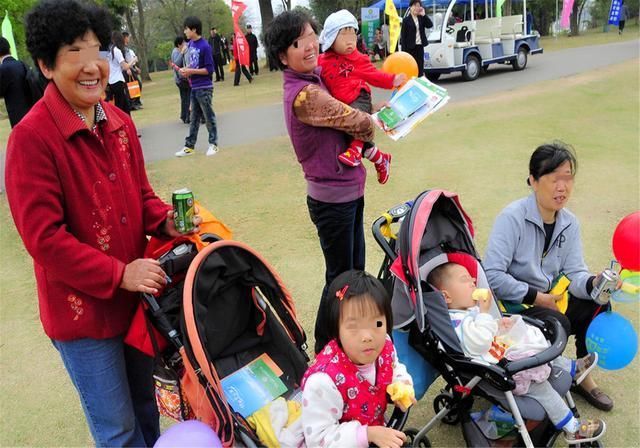 老人带娃常把这几句话挂在嘴边,孩子长大后难有出息,家长要留心