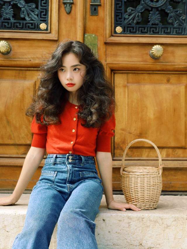 穿搭|秋季保暖怎么穿?不如试一试针织衫+牛仔裤,复古时髦又舒适