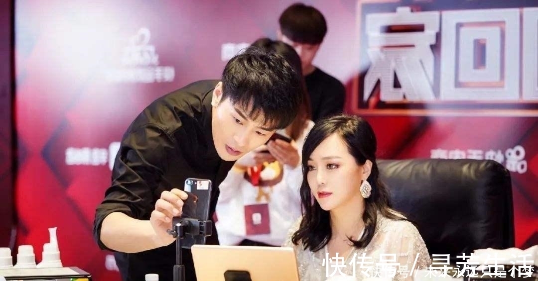 辛巴|辛巴现身了，站在车中喊话粉丝，现场堪比发布会，洗脑高手!