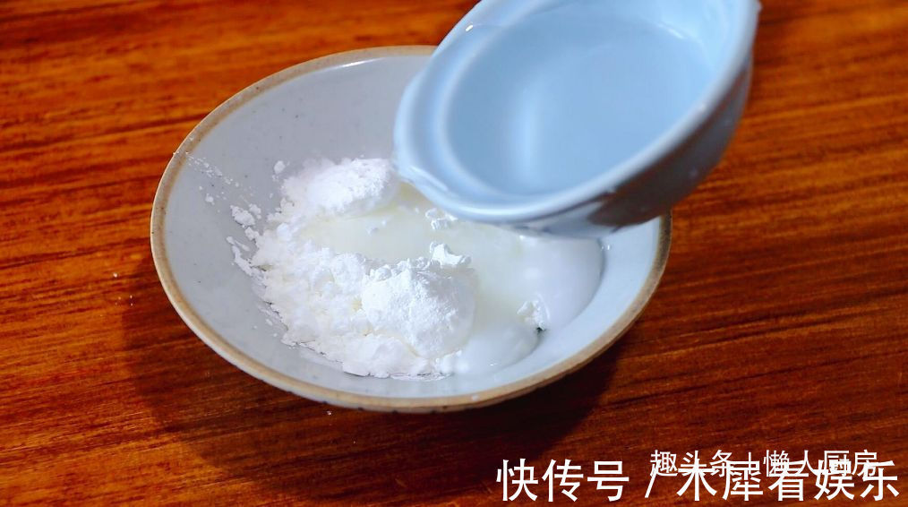 鸡胸肉直接水煮，吃起来肉质柴，教你香煎鸡胸肉的做法，嫩滑多汁