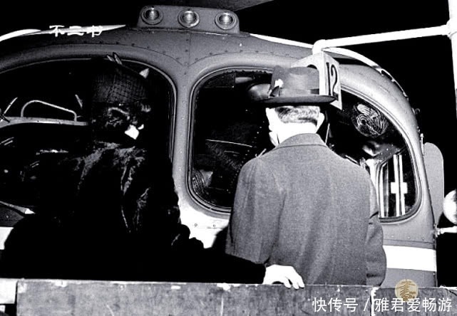 出征|老照片:二战时期美军将士出征场面,亲属咬唇含泪依依不舍