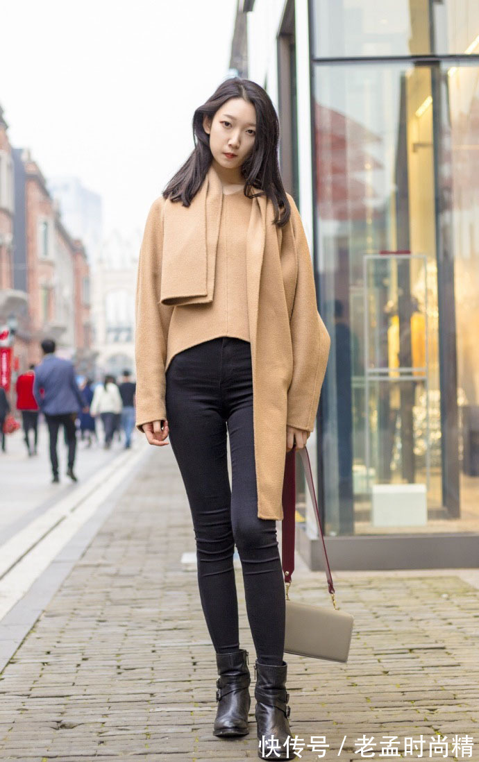 帅气|武汉街拍,米色毛衣 灰色阔腿裤,帅气又时髦!