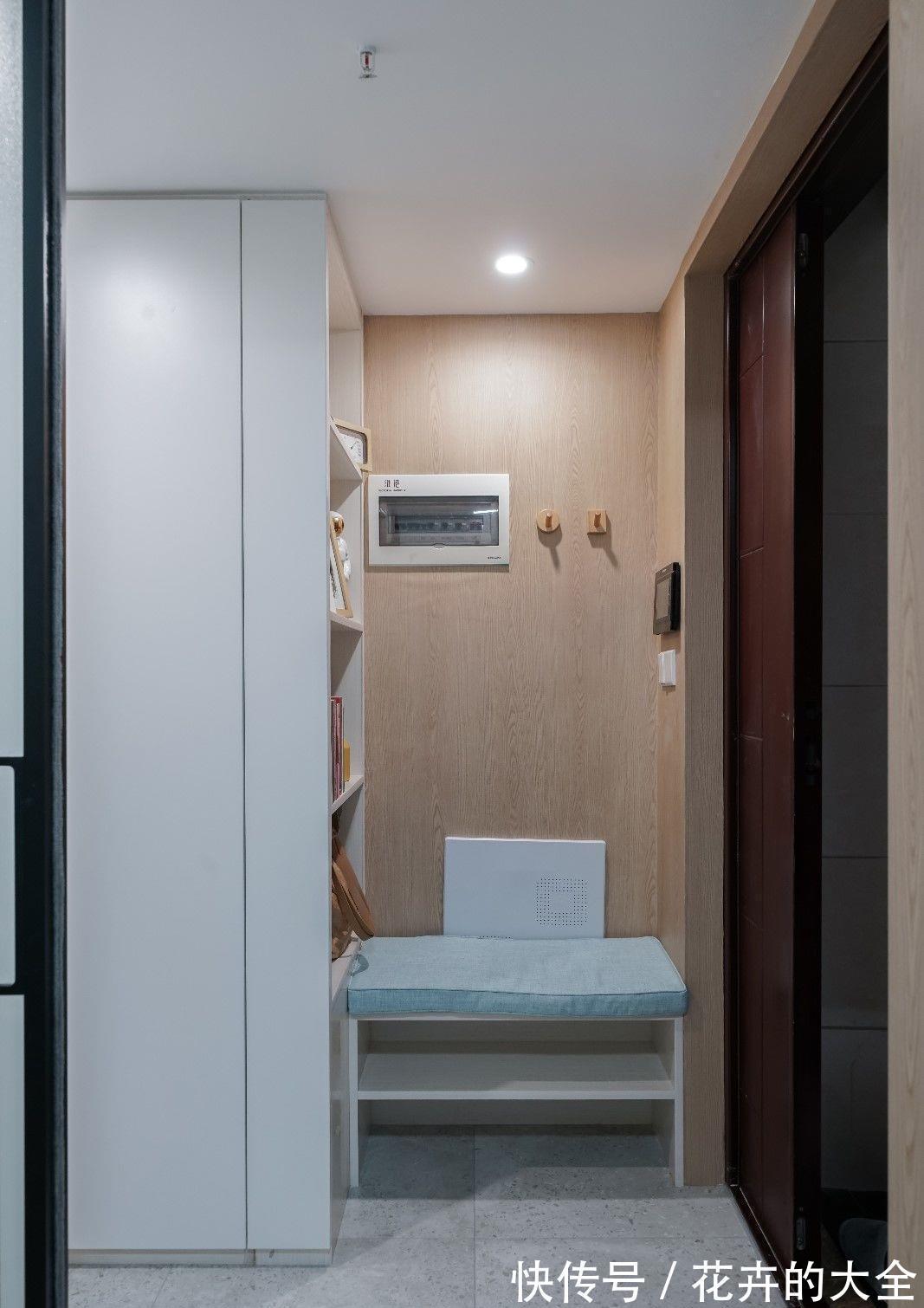 提亮|不到30平的单身小公寓，所有设备一应俱全，还有可旋转的电视