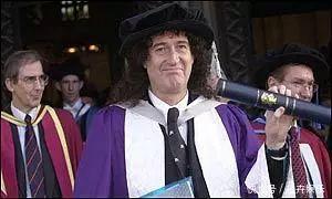 他打两份工,一份是皇后乐队吉他手,另一份是NASA天文学家