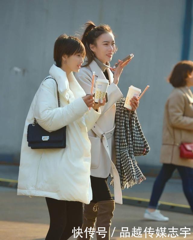 美女|街拍:兰质蕙心的美女,一件黑色上衣配打底裤,穿出时尚的魅力