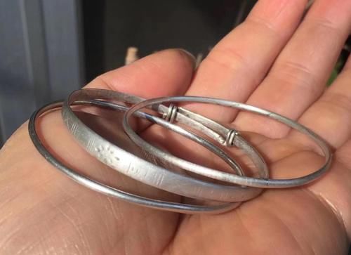 很多女性佩戴的银手镯，只是为了好看吗？还是对身体有什么好处？