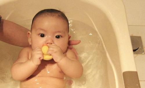 生病|孩子生病老人这样给娃“洗澡”,医生怒斥差点丧失“生育”能力