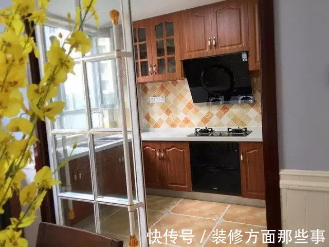 现代风|106平现代风三居室,横木吊顶的走廊将休闲的乡村风味带到室内