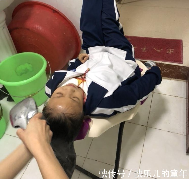 夹板|女儿被同学染上头虱,妈妈用热夹板一夹,下一幕引起舒适