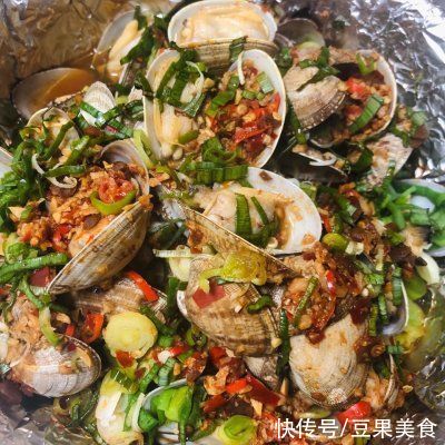 那一碗令人神往的蒜蓉锡纸烤花甲