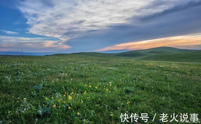 帆扬#古诗七律踏浪携鸥画卷间，邛池水色傲天蓝