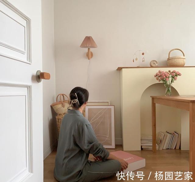 格栅板|别人不要的一楼被她买了,大白墙极简“穷装”后,家反而明亮舒适