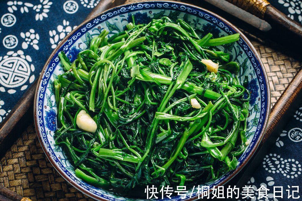 番茄|冬天多吃这碱性蔬菜,4块钱一把,钙比番茄高12倍,爽脆又好吃