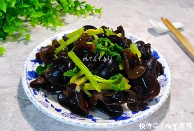 这道凉拌菜爽口开胃，做法简单，常吃能清理血管，预防三高