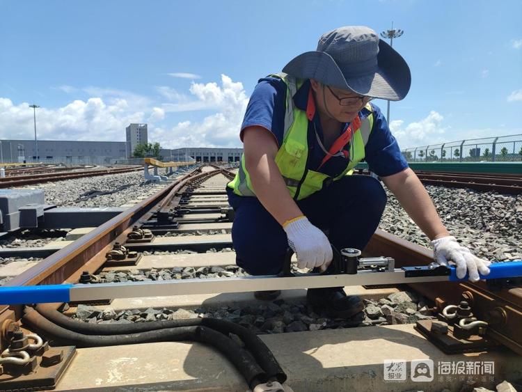 钢轨|青岛地铁线路检修工：行走在60℃的钢轨旁的“小黑娃”