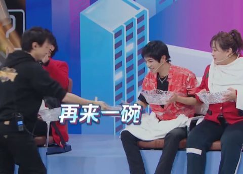 藝人|當華晨宇一口氣喝掉“道具水”,我意識到賈玲沈騰這類藝人多重要