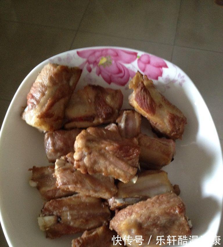 排骨|排骨和腐乳碰撞在一起，色泽红润、甜而不腻，搭配米饭，百吃不厌