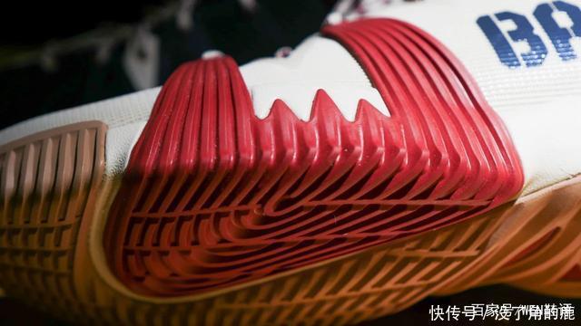 颜值设计双满分!首款“高端外场实战鞋”究竟有何玄机