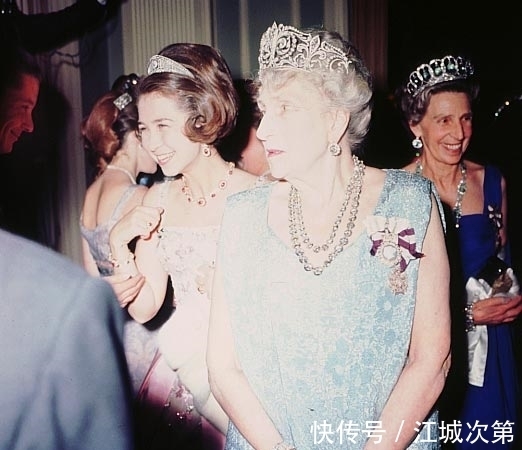 de 西班牙王室的传家宝：Joyas de Pasar珠宝系列，只能传给君主