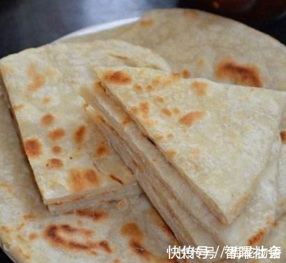 烙饼别用凉水和开水，用“它”和面，软香又多层，放一星期也不硬