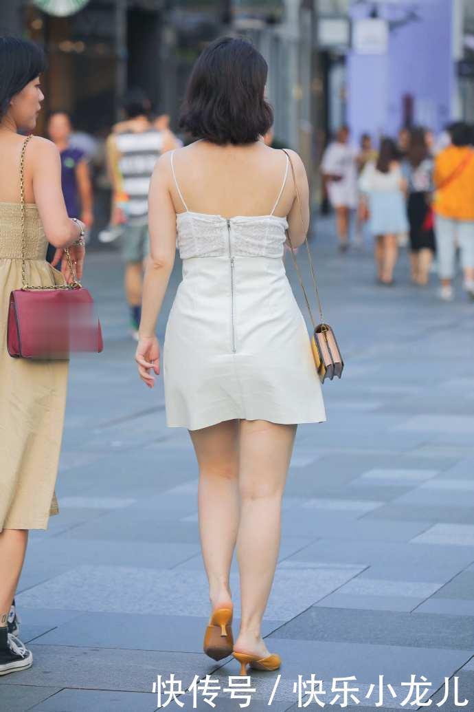 看着|美女连衣裙看着简单,一看就带旺夫相,好想带她回老家涨涨脸!