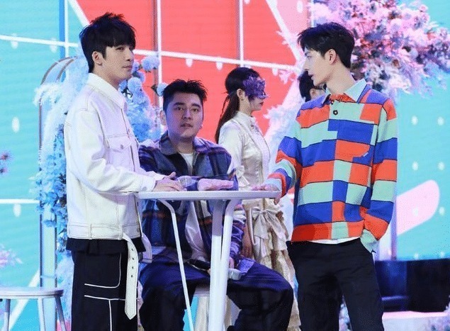 机车|王一博和钱枫出席活动合影,钱枫脸部被虚化,偏爱程度很明显