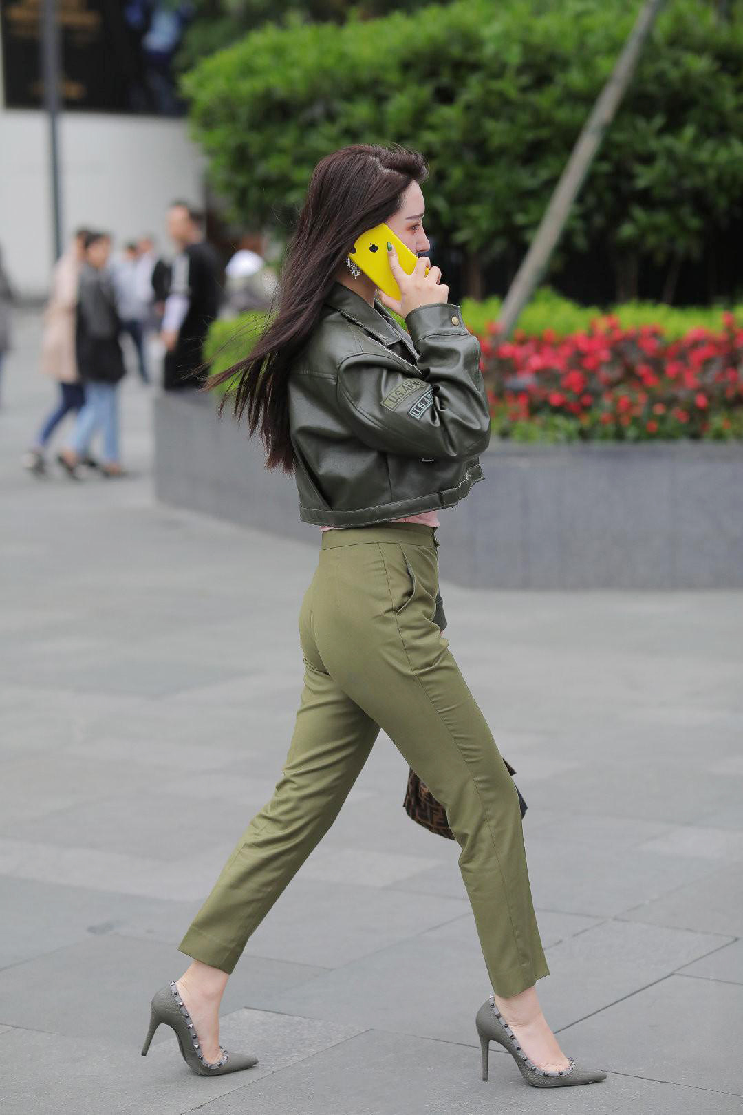 军绿色|又到了穿机车皮衣搭配绿色小脚裤的时候,帅气又美丽