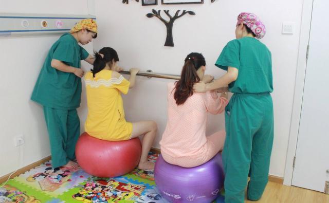 预产期|胎儿发动后去医院，孕妈是穿裤子更合适？还是穿裙子更方便？