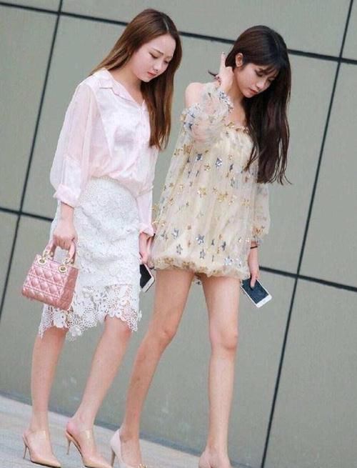 妩媚|爱穿黑色丝质吊带裙, 秀出婀娜身姿,展现妩媚与小性感