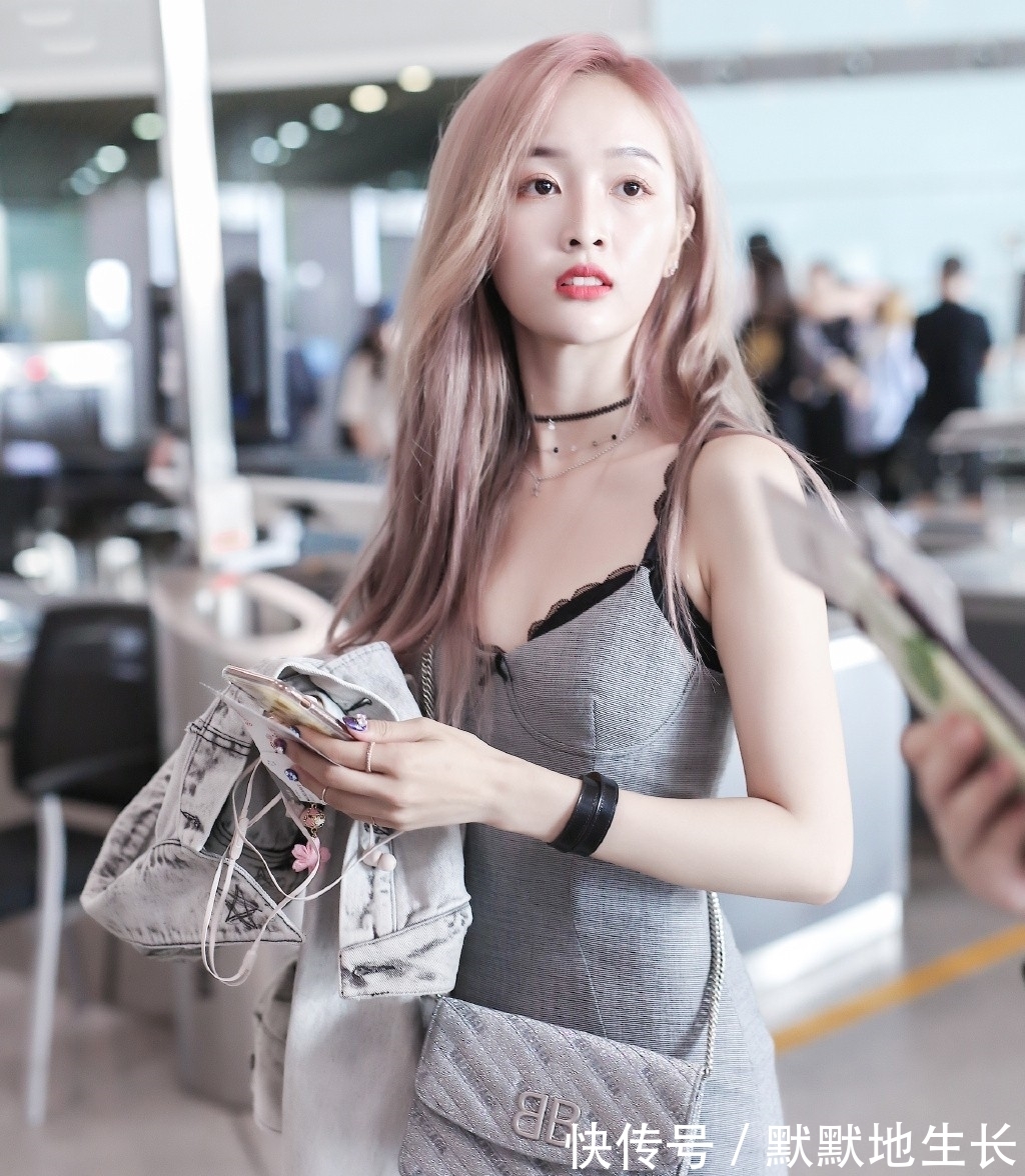 大长腿|吴宣仪可真会穿,修身吊带裙配黑色短靴,秀“漫画腿”强势吸睛