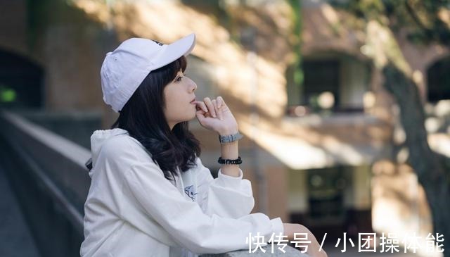 身穿白色 小姐姐身穿白色的帽衫卫衣,搭配牛仔半身裙,俏皮又时尚!