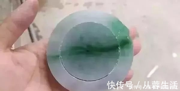 五位数@奇闻:半月没人问的原石,富二代顺手拿下,切开全场不淡定