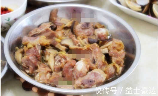 妈妈从早上忙到中午,做了一桌子菜,简单实惠,全家吃的很开心!