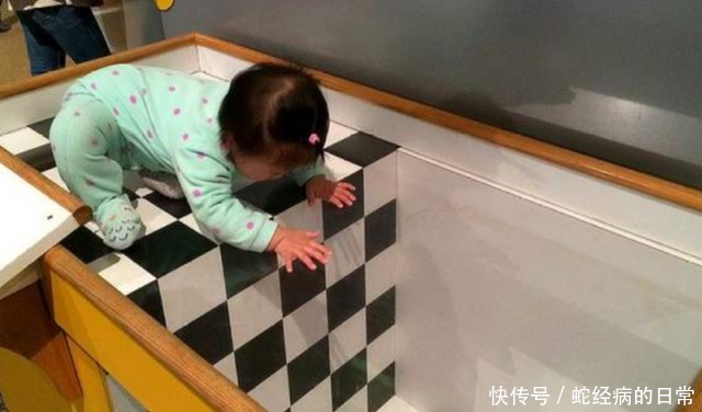 将婴儿放在“视觉悬崖”上,婴儿会爬过去吗?看完真是长知识