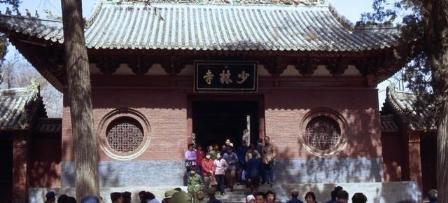 十地经|老照片直击80年代少林寺；商业气息渐浓，专心烧香的和尚