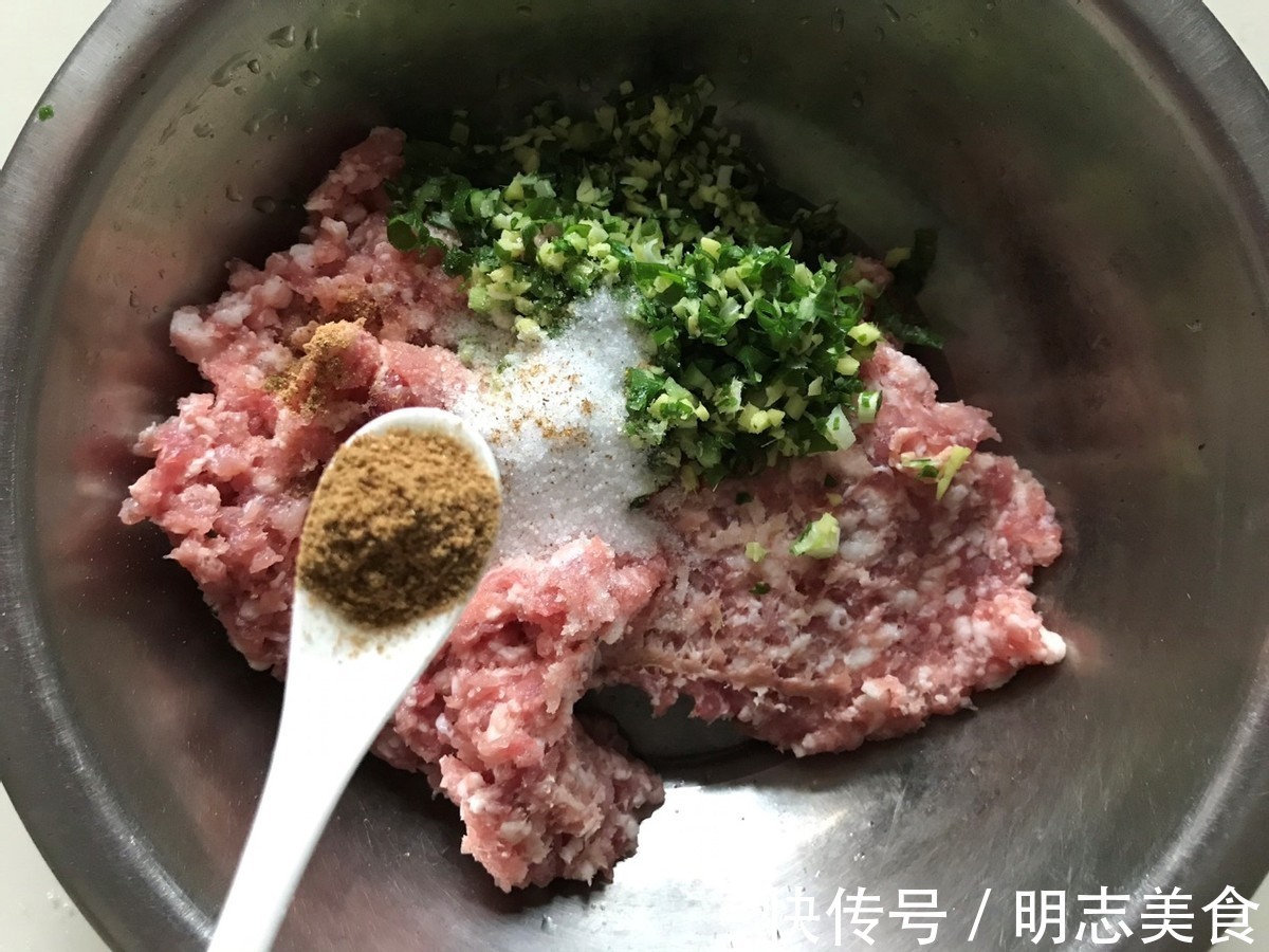 面皮|一咬嘎嘣脆的芹菜肉锅贴，个个酥脆鲜香，真解馋
