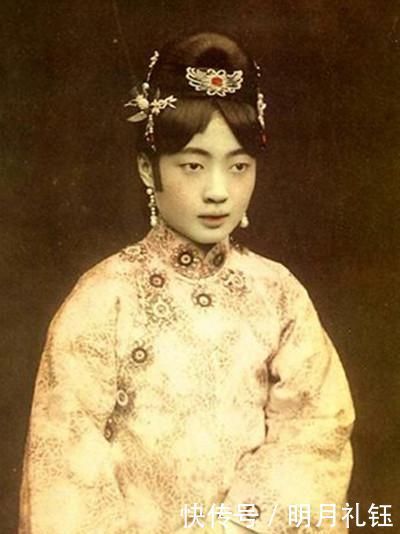 清朝皇后彩色画像 鳌拜义女端庄大气 富察皇后粉丝无数 快资讯