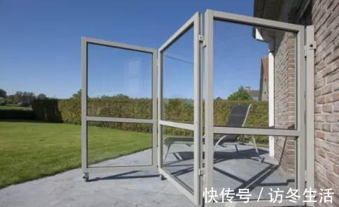 院子|院子别再铺砖和水泥，改装可移动折叠玻璃，围墙好看更实用！