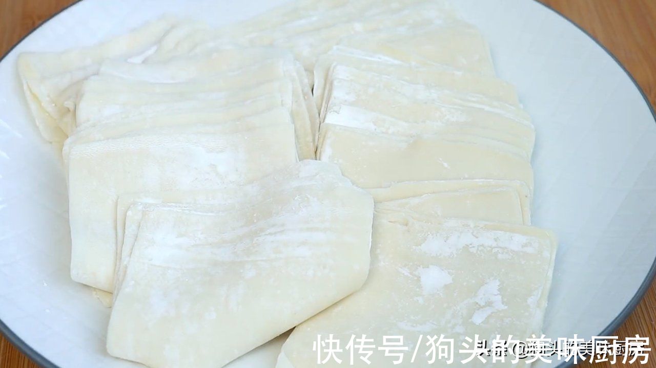 懒人早餐我就服这个做法，不揉不擀面，几分钟做一锅，酥脆鲜香
