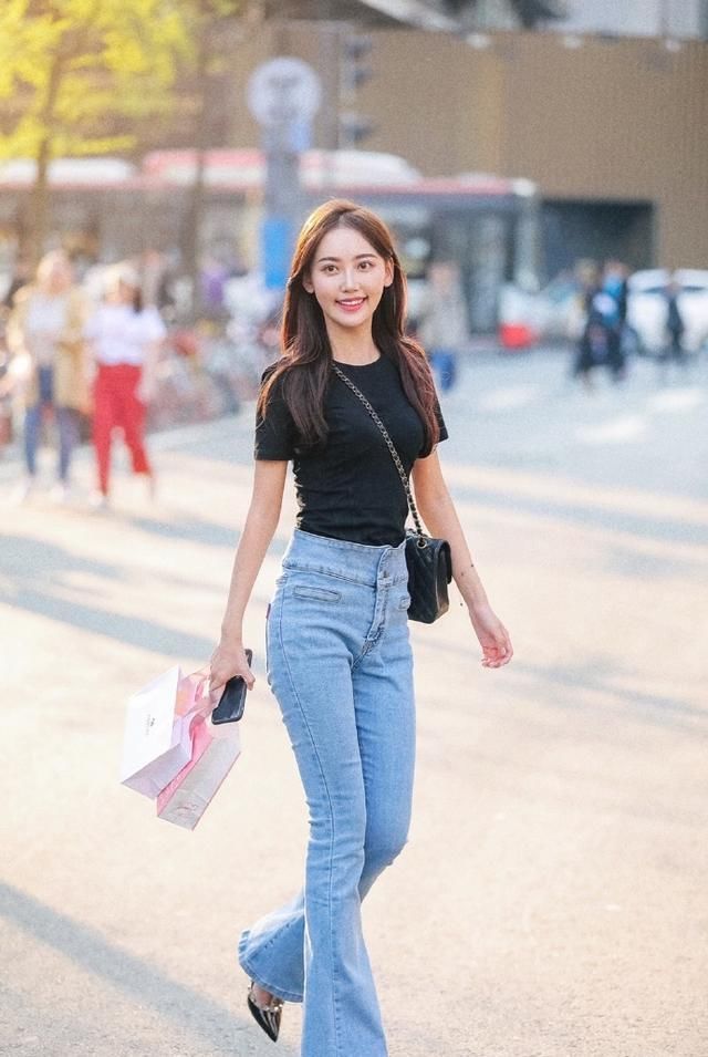 大长腿|牛仔裤与T恤简直是绝配，简单得让人眼睛一亮