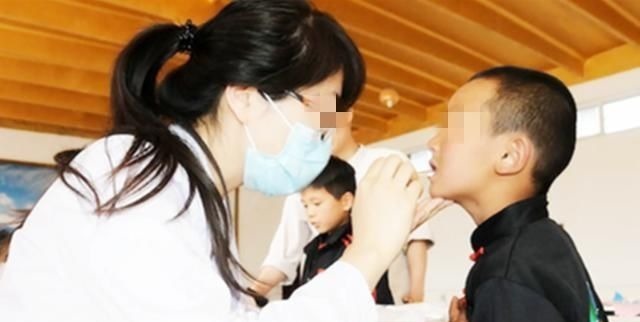 乳牙|6岁男孩长出“双排牙”,要一颗颗拔掉,妈妈自责不已,都怪我