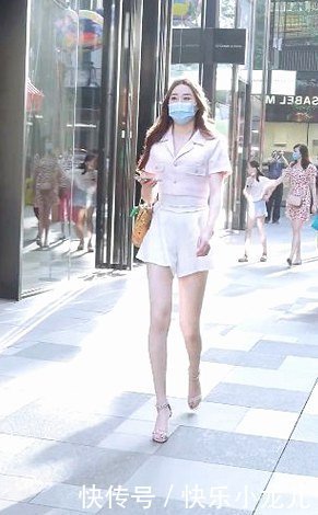 粉色|粉色上衣搭白色短裙,娉婷袅娜