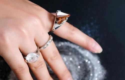 买不起不能看吗?看完人家的订婚戒指,偷偷哭了一个晚上