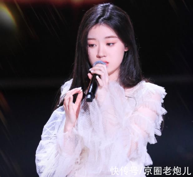 严雯君|18岁成为好声音最年轻冠军！单依纯出道即合作张艺谋
