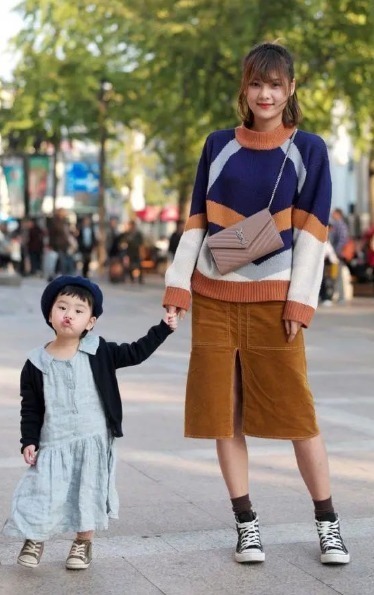 搭配|女人当妈后,别总用大衣配打底裤,学下面辣妈这样穿,减龄显气质